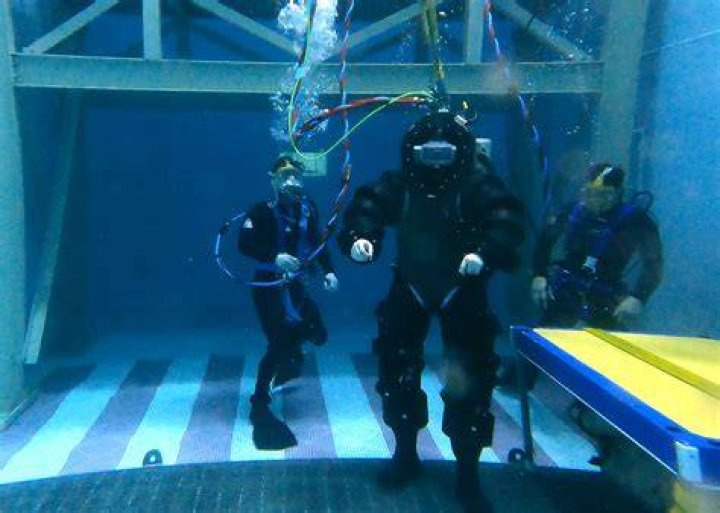 How deep do Navy divers dive?