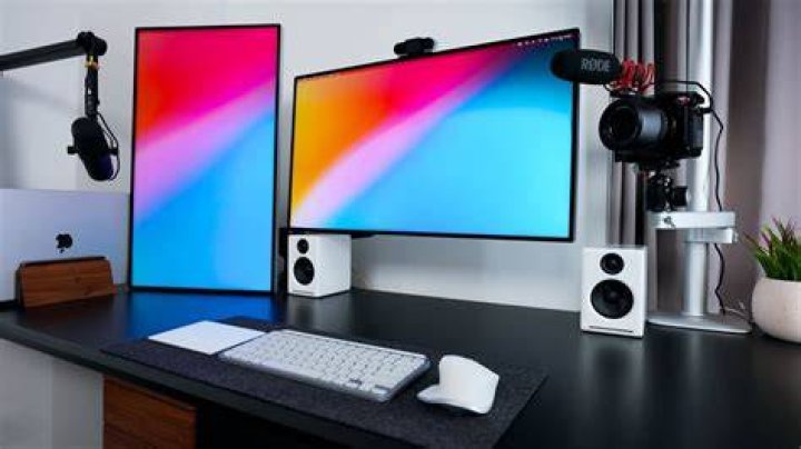 How do I set up a second monitor with my projector?