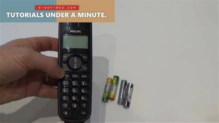 How do you change the battery in a Uniden cordless phone?