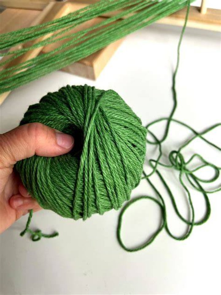 How do you make yarn buttons?